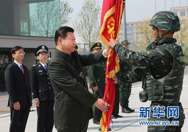 這是習(xí)近平將隊(duì)旗鄭重授予“獵鷹突擊隊(duì)”大隊(duì)長(zhǎng)。