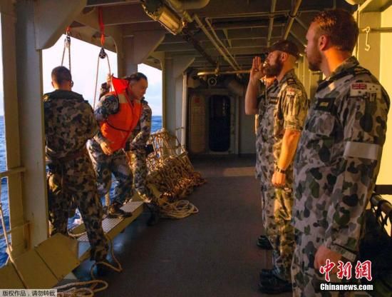 　據(jù)澳大利亞海軍4月11日發(fā)布的圖片顯示，中澳海軍海上聯(lián)合搜尋失聯(lián)客機(jī)。據(jù)悉，澳大利亞總理當(dāng)天表示，澳方執(zhí)行搜尋失聯(lián)客機(jī)任務(wù)的搜救人員已獲知黑匣子的大致位置。