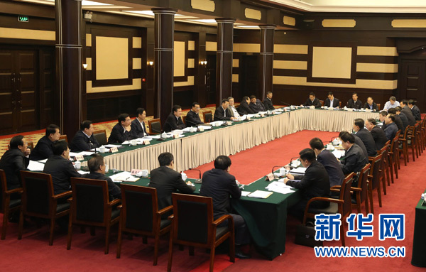 4月28日，中共中央政治局常委、國務(wù)院總理李克強在重慶主持召開座談會