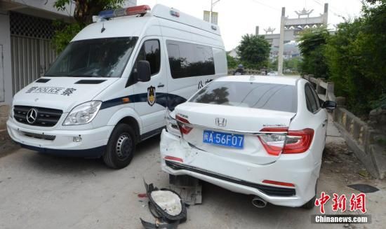  4月28日，福建省福州市閩侯縣發(fā)生一起惡性駕車撞人事件，圖為被撞車輛損毀嚴重。經初查，該肇事男子叫林某新（漢族，37歲，福州長樂人），因婚姻問題，情緒失控，駕車從閩侯縣青口鎮(zhèn)往尚干鎮(zhèn)方向，沿奔馳大道行駛，連續(xù)撞人。中新社發(fā) 劉可耕 攝