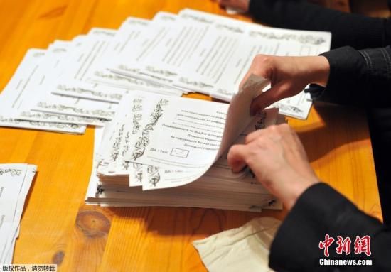 　　當(dāng)?shù)貢r(shí)間2014年5月11日，烏克蘭東部地區(qū)選舉工作人員開始公投計(jì)票工作。