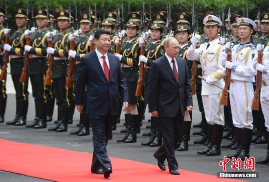 5月20日，中國(guó)國(guó)家主席習(xí)近平在上海舉行儀式歡迎俄羅斯總統(tǒng)普京訪華。中新社發(fā) 廖攀 攝