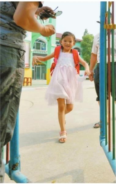 　　昨日，潛江市浩口鎮(zhèn)第三小學已被戒嚴，下午幼兒園學生放學時，一些家長前來接孩子