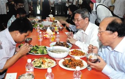 昨日中午，國臺辦主任張志軍（右二）在臺中市長胡志強的陪同下和盲校的孩子共進午餐。當晚，張志軍結(jié)束訪臺回京。 新華社發(fā)