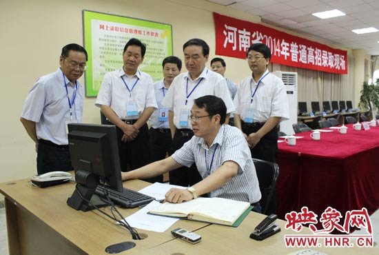 副省長(zhǎng)徐濟(jì)超在高招錄取現(xiàn)場(chǎng)聽(tīng)取工作人員匯報(bào)。