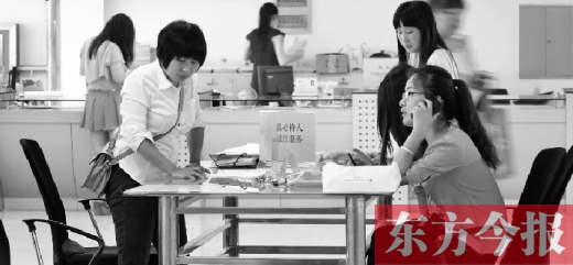 　　行政審批“瘦身”，不僅提高了行政效率，節(jié)約了行政資源，而且最大限度地方便了群眾