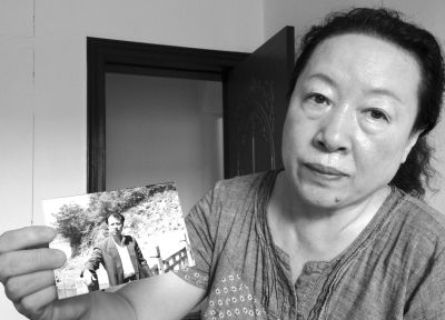 劉吉強(qiáng)的姐姐劉麗霞手持弟弟當(dāng)年的照片。劉吉強(qiáng)在給家人的書(shū)信中多次要求申冤，家人為此奔走了16年。京華