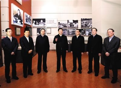 2012年11月29日，習(xí)近平等在國(guó)家博物館參觀《復(fù)興之路》展覽，提出為實(shí)現(xiàn)中國(guó)夢(mèng)而奮斗。