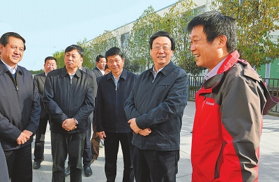 　11月4日下午,省委書記、省人大常委會主任郭庚茂在襄城縣精美鞋業(yè)有限公司調(diào)研。記者 杜小偉/攝