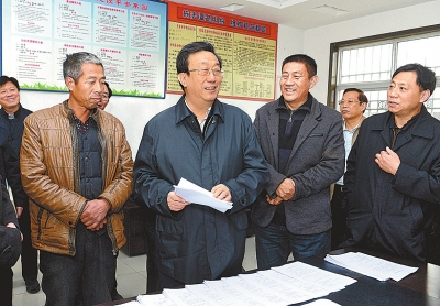 11月25日下午，省委書(shū)記、省人大常委會(huì)主任郭庚茂在延津縣石婆固鎮(zhèn)集北村與村民親切交談。