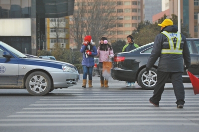 過斑馬線，行人左顧右盼，汽車寸土必爭。