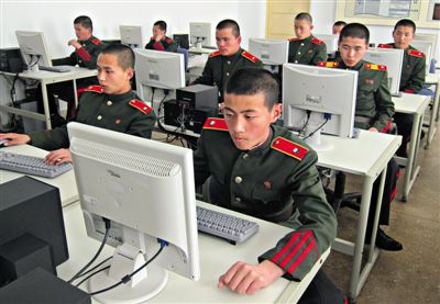 2013年4月18日，朝鮮平壤，士兵學(xué)習(xí)使用電腦。