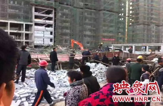 圖為事故現(xiàn)場情況，當(dāng)?shù)厝罕姽﹫D。