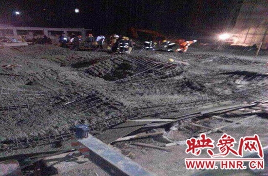 圖為事故現(xiàn)場情況，當(dāng)?shù)厝罕姽﹫D。