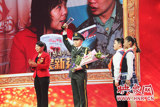 中國人民解放軍71352部隊19分隊管理員王留杰上臺接受頒獎。