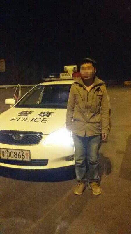 男子被父親拋棄后，在高速交警的幫助下才得以回家。