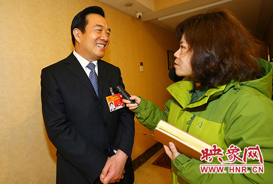 全國人大代表、省人大常委會委員、鄭州市人大常委會主任、黨組書記白紅戰(zhàn)接受采訪。