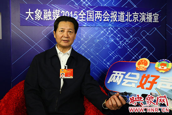 在全國政協(xié)委員、河南大學校長婁源功接受采訪。
