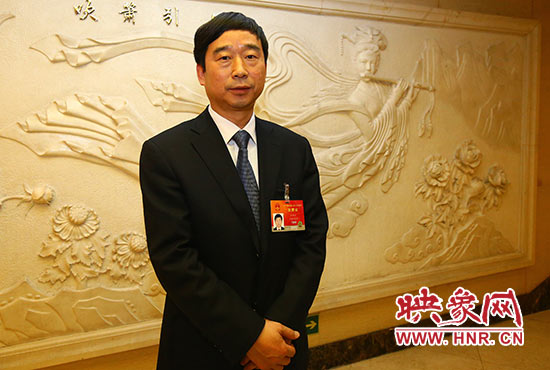 全國人大代表、信陽市委副書記、市長喬新江表示，信陽明港機場將成為鄭州航空港區(qū)有效補充。