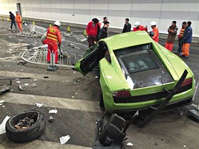 大屯路隧道內(nèi)，事故現(xiàn)場百余米長的隔離欄被撞倒，事故一側(cè)全是隔離欄以及車身的碎片。新京報記者 浦峰 攝