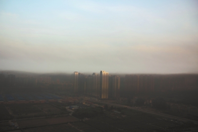 鄭州遇“平流霧”，上空晴朗，城市被黑霧籠罩
