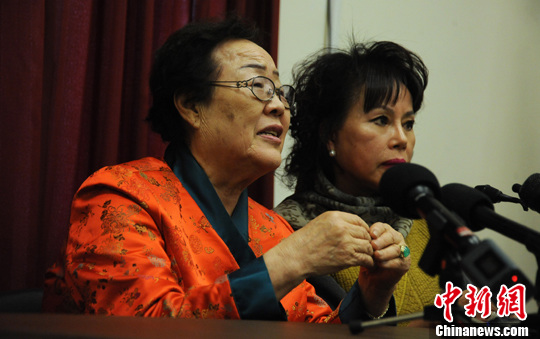 圖為慰安婦受害者李容洙（Lee Yong Soo。圖左）發(fā)表講話，要求安倍正式道歉。