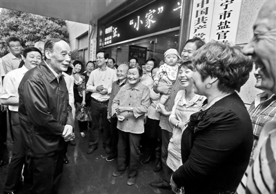5月8日，王岐山與海寧市鹽官鎮(zhèn)桃園村黨委班子成員、老黨員和群眾親切交流供圖/新華社