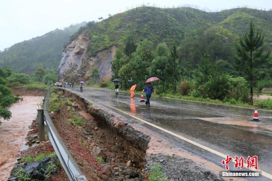 圖為5月19日，江西贛州石城縣珠坑鄉(xiāng)塘臺(tái)村通往福建寧化縣的公路出現(xiàn)塌方。陳小強(qiáng) 攝