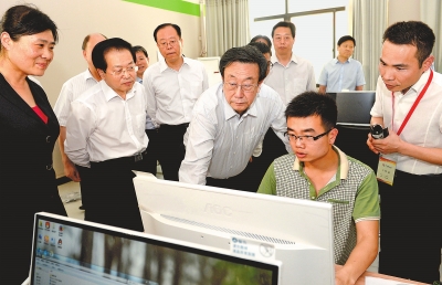 　　5月22日，省委書記、省人大常委會主任郭庚茂在河南網(wǎng)商園調(diào)研。記者杜小偉攝