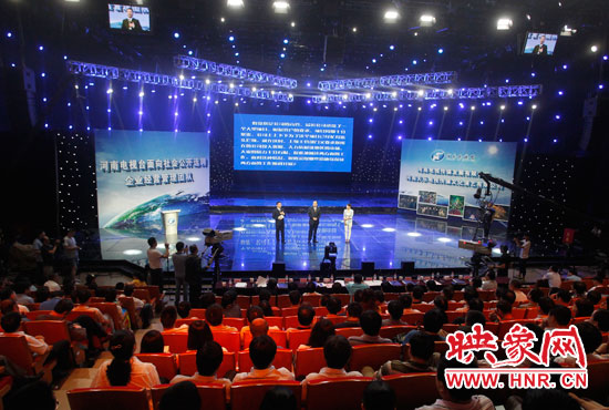 16日上午，河南電視臺1500平米演播廳內(nèi)座無虛席。