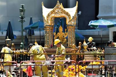 18日，泰國曼谷四面佛前，救援人員在爆炸現(xiàn)場進行清理。四面佛附近17日晚發(fā)生爆炸，造成6名中國公民死亡，20余人受傷。