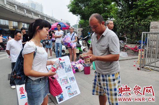 一名市民在買水。