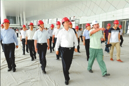 8月31日上午，郭庚茂謝伏瞻等察看鄭州機(jī)場二期工程建設(shè)情況。