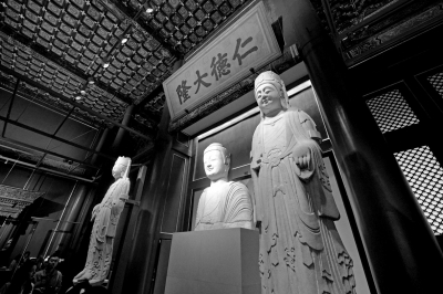      北齊石佛像和菩薩像。京華時報記者 王海欣 攝