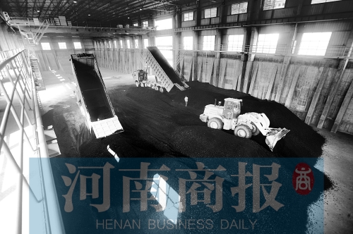 大量煤炭運(yùn)往南區(qū)供熱站，為今冬供暖做準(zhǔn)備 河南商報(bào)記者 鄧萬里/攝