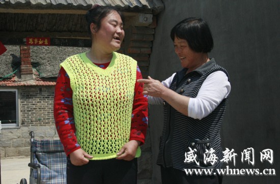 王炳鳳正在陪女兒鍛煉。記者 李偉 攝