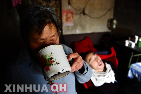 3月29日，楊林睡著了，母親邵秀景喝上一口水。