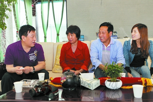 網(wǎng)友“奇石頑童”與牛松玲、郭新成夫婦