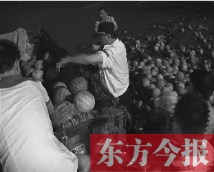 昨日凌晨，鄭州街頭，眾多愛心市民幫瓜農(nóng)撿拾西瓜
