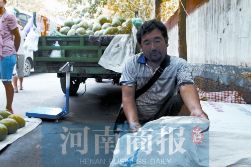 錢包就裝在這個編織袋里，枕在老陳頭下，沒想到還是被偷走了 實習生 唐韜/攝