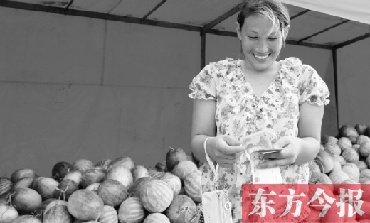 昨日，開封瓜農(nóng)史瑩瑩幸福地數(shù)著賣瓜錢