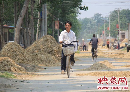圖為王格現(xiàn)騎著自行車(chē)去學(xué)校。