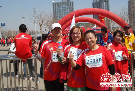 2010年，劉小琴（中）組織殘疾人朋友第一次參加鄭開馬拉松賽。