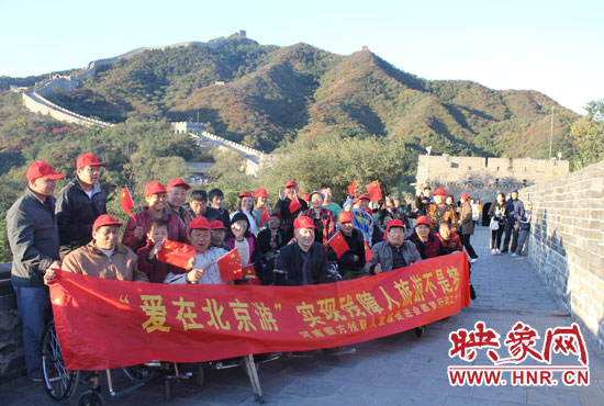 旅游對(duì)于殘疾人朋友來說比正常人要困難許多，2011年，劉小琴帶領(lǐng)殘障朋友登上了長城。