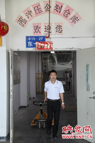 深入生產(chǎn)一線，真實體驗工友的生產(chǎn)環(huán)境