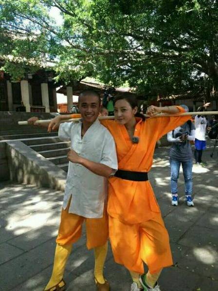 這些參加節(jié)目的女星當(dāng)中既有歌手，又有演員，都是時(shí)尚年輕且受歡迎的女星。