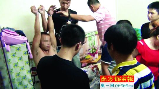 警方破門抓捕時，販毒嫌疑人未某洪正躺在床上吸毒、嫖娼。