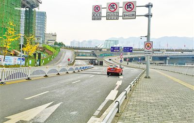 12月18日，本報記者駕車經(jīng)過江北嘴千廝門大橋匝道附近道路和財信廣場旁支路體驗時，收音機(jī)里能聽到神秘的路況提示音。本報記者
