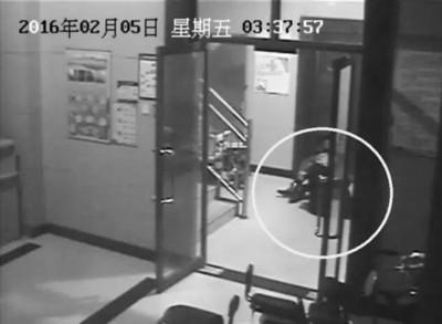 小區(qū)監(jiān)控視頻截圖，兩人一坐一跪竟聊了十多分鐘。