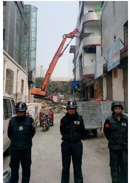 根據(jù)《太原市和小 店區(qū)平陽(yáng)路街道親賢城中村改造拆遷安置補(bǔ)償方案》，結(jié)合親賢實(shí)際，親賢社區(qū)補(bǔ)償安置采取“商業(yè)用房安置+小戶(hù)型公寓住宅安置+貨幣補(bǔ)償”的方式，其中每分 （0.1 畝）置換商業(yè)用房50平方米+小戶(hù)型公寓住宅80平方米+貨幣補(bǔ)償20萬(wàn)元人民幣。（拍攝：2015年9月17日）